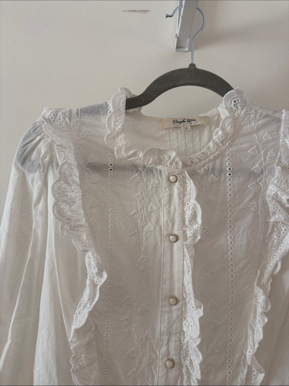 Simple Retro White Lace Ruffle Button-Down Blouse - Picture 2 of 3